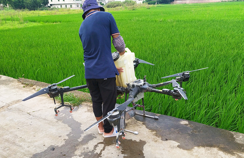 無人機(jī)葉面阻控劑噴施